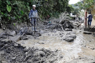 Sube la cifra de muertos por la avalancha en el centro de Colombia
