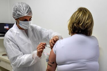 Vacuna de Astra-Oxford produce respuesta inmune en mayores