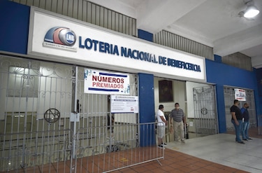 Contraloría autoriza el pago del premio del Gordito del Zodiaco a portadora del billete ganador