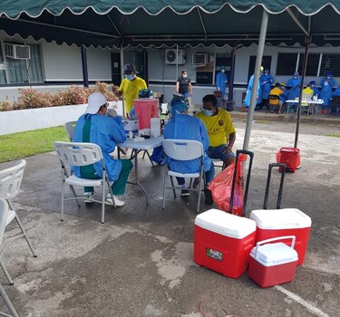 Instalan clínicas para efectuar hisopados en centro femenino de rehabilitación y cárcel de Santiago