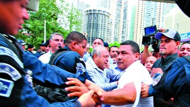 Conductores protestan contra Uber