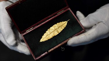 Una hoja de oro de la corona de Napoleón es subastada en $737 mil