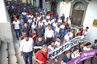 Futbolistas marchan para exigir sus derechos