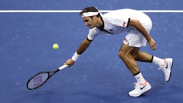 Federer trastabilla, pero avanza en el US Open; Venus queda eliminada