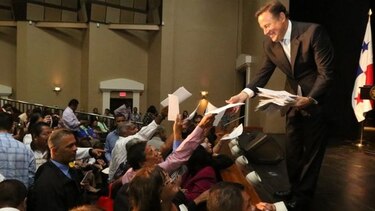 Presidente Varela hace promesa a 400 directores de escuelas