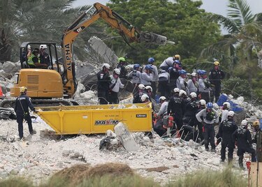 Florida se prepara para Elsa mientras sigue buscando víctimas de derrumbe