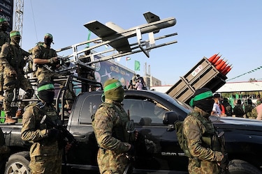 Desfile militar con cohetes y dron de Hamás tras tregua con Israel