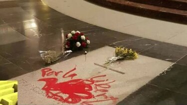 España: arrestan a artista por pintar la tumba de Francisco Franco