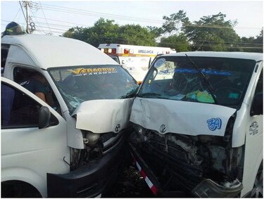 Se registra choque entre dos buses piratas en Veracruz
