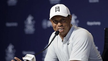 Tiger Woods rescata par tras pésimo arranque en el PGA