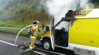 Se incendia ambulancia en la autopista hacia Colón