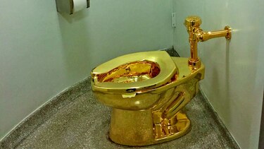 Guggenheim ofrece inodoro de oro a Trump