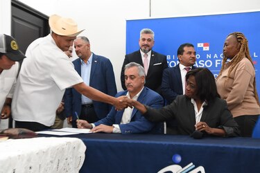 Docentes y el Meduca firman acuerdo de compromiso para normalizar las clases