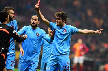 Jugador turco le muestra tarjeta roja a un árbitro