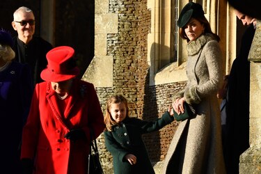 La reina de Inglaterra asiste a la misa de Navidad con Andrés y sin Felipe