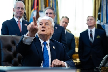 Trump evalúa posibles ataques a Irán, según CBS