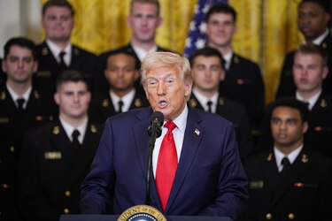 Juez inicia proceso para declarar al Gobierno Trump en desacato por expulsión de migrantes