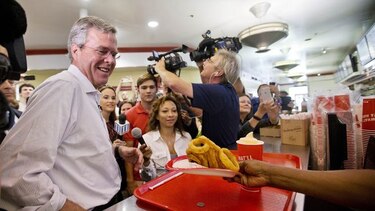 George W. Bush pide fondos para campaña presidencial de su hermano