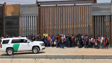 Pentágono transfiere mil 500 millones de dólares para muro fronterizo
