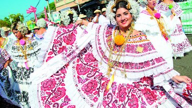 Homenaje al traje típico nacional