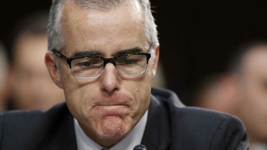 Blanco de críticas de Trump, renuncia el número dos del FBI