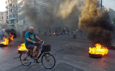 Tensión en Líbano ante el desplome de la moneda y las manifestaciones