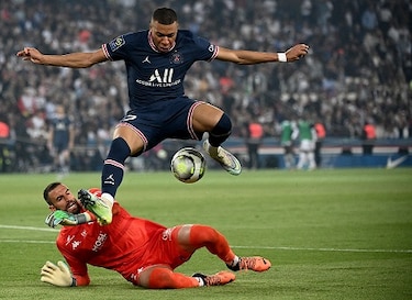 Kylian Mbappé festeja su renovación con un triplete; emotivo adiós de Ángel Di María