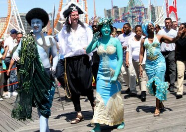 Las sirenas dan la bienvenida al verano en Nueva York