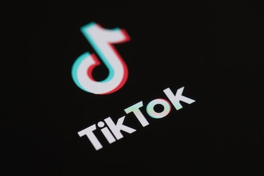 Microsoft dice que seguirá negociando para comprar TikTok tras haber hablado con Trump