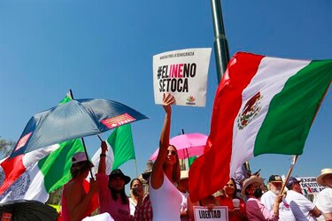 Políticos, activistas y exfuncionarios levantan la voz contra el Plan B electoral