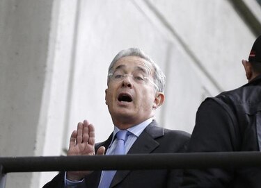 Jueza de Colombia allana el camino para enjuiciar al expresidente Uribe