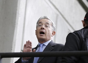 Jueza de Colombia allana el camino para enjuiciar al expresidente Uribe