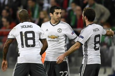 Manchester United y Schalke avanzan a octavos de final en Liga Europa