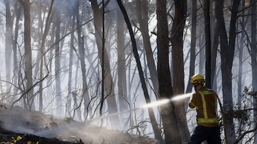 Al menos 12 muertos y 23 desaparecidos en el incendio más letal de las últimas décadas en España