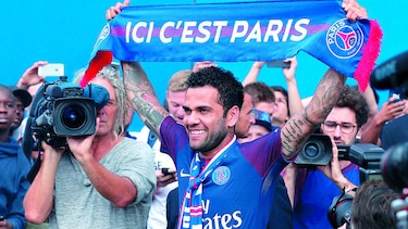 Dani Alves fichó por dos años con el París Saint Germain