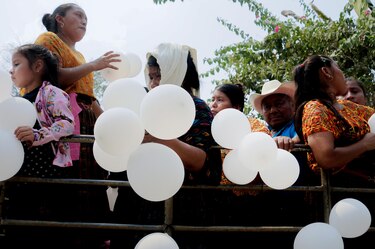 Guatemala: cuerpo de influencer indígena asesinado llega a su aldea para un último adiós