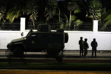 Ecuador logra encarcelar a Glas a costa del amplio repudio por asaltar la Embajada de México