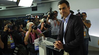 Líder socialista Pedro Sánchez dimite tras perder votación clave