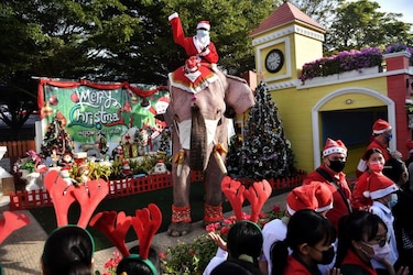 Papá Noel monta elefantes y lucha contra el virus 
