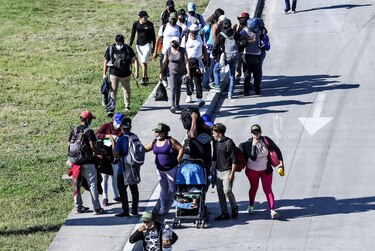 Cientos de migrantes salen de Honduras en caravana hacia Estados Unidos