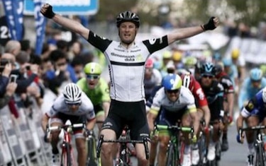 Cummings gana la tercera etapa de la Vuelta al País Vasco