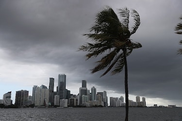 Isaías se debilita a tormenta tropical antes de llegar a Florida