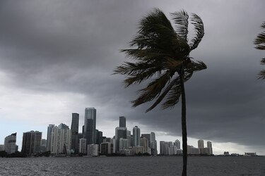 Isaías se debilita a tormenta tropical antes de llegar a Florida
