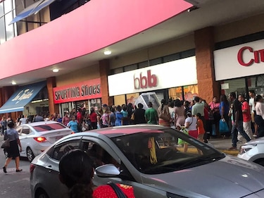Muere niño de 3 años al caerle vidriera de un almacén en Los Andes