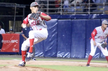 El coclesano Israel Mendoza es seleccionado como el  Lanzador del Año