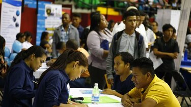 Más de 3 mil personas asisten a feria de empleo en la Arena Roberto Durán