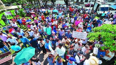 Protestan frente a la Procuraduría
