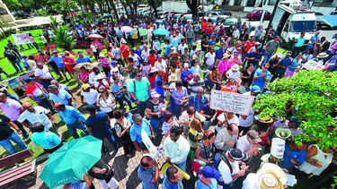 Protestan frente a la Procuraduría