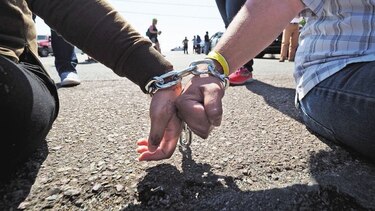 ‘¡Liberen a los niños!’, gritan detrás del muro