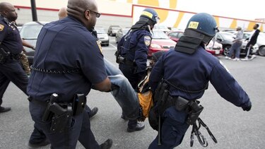 Enfrentamientos callejeros dejan 7 policías heridos